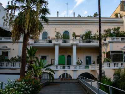 Ritornando al piano terra, raggiungiamo una porta sulla sinistra che ci permette di accedere a ci� che rimane del giardino interno. E qui � possibile osservare il retro del palazzo...